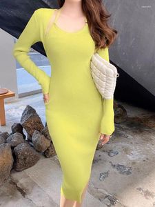 Robes décontractées jaunes élégant mince crochet divisé robe femme 2023 automne noire licou tricotée femelle mi-longueur y2k mode