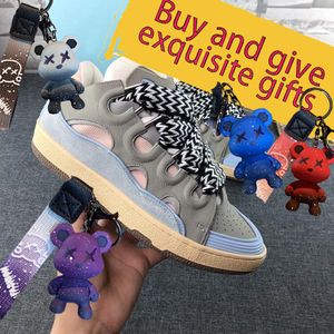 ¡Regalos por tiempo limitado!Zapatos casuales de hombres y mujeres estrella de moda con los mismos zapatos de pop en el mismo estilo zapatos de mesa de color exhibición de zapatos deportivos nuevos zapatos deportivos