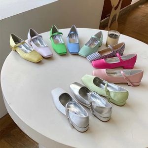 Chaussures décontractées 2024 Coul de luxe Color Silk Mary Janes Femme Sangle de la cheville Silver Ballet Flats Plaid à orteil carré Plaid pour femmes