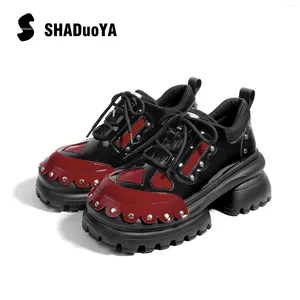 Chaussures décontractées 2024 Bottes de plate-forme féminine punk goth - cheville de contraste noir et rouge élevé avec accents métalliques