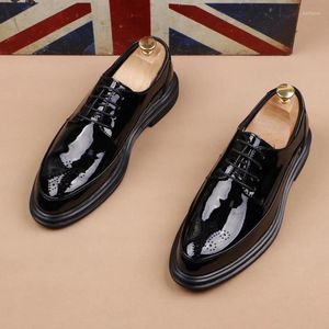 Chaussures décontractées Brand Designer Mens Brogue Fashion Breatchable Lace-Up Derby Shoe Gentleman Black Patent Leather Sneakers Chaussure Homme
