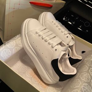 Zapatillas casuales diseñador zapatillas de gran tamaño para hombres zapatillas blancas y blancas zapatillas para mujeres de la mejor calidad nueva con la caja original chaussure femme luxe eur 35-45