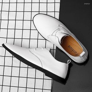 Chaussures décontractées pour hommes de haute qualité, mocassins en cuir authentiques Lace Up Men Businet Pointed Toe Walking Comfy Man Sneakers