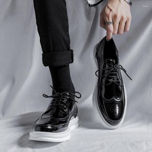 Chaussures décontractées hommes Business Mariage Robe formelle sculpture Brogue Flats Shoe noir Trend Patent Leather Sneakers Gentleman Footwear