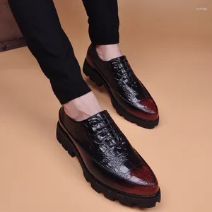 Zapatos informales para hombre, moda de lujo, cuero Original, diseñador de marca, Oxfords, zapato con patrón de cocodrilo, zapatillas de deporte con plataforma negras y rojas, calzado para hombre