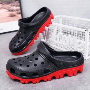 Chaussures décontractées Clogs pour hommes Slog en plastique en gros léger Sandales travaillant avec des sandales extérieures sans glissement EVA