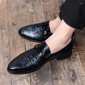Chaussures décontractées TOE pointu crocodile motif en cuir Men de mots de glissière Slip on Party Black Moccasins
