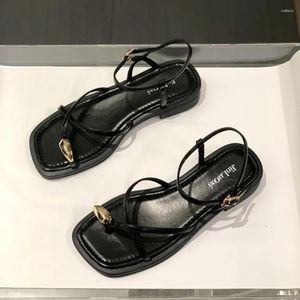 Chaussures décontractées de style romain chaussures sandales féminines noires pour femme été 2024 extérieur plat ouvert ouverte quotidienne en gros de la corée de luxe VIP H