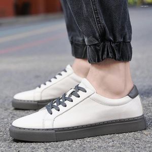 Chaussures décontractées printemps de haute qualité Généralités de planche en cuir hommes Lace Up Up Hand cousus Fil extérieur baskets à grande taille 36-49