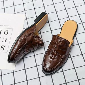 Zapatos casuales Patrón de cocodrilo para hombres de verano Baotou media zapatillas de zapatillas clásicas sandalias transpirables para hombres zapato de cuero al aire libre