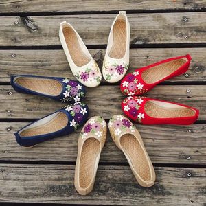 Zapatos informales Vintage Flanas de mujeres bordadas Flores Slip sobre tela de algodón Lino cómodo