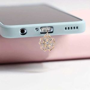 Téléphone cellulaire Anti-Dust Gadgets Mobile Téléphone Poule Love Heart Flower Fashion Allant Pendentif Jewelry Dust Plug Y240423