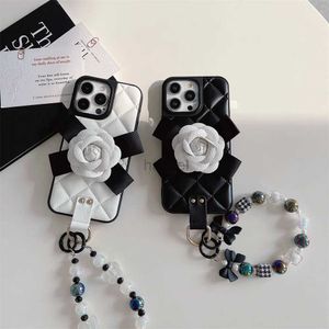 Cas de téléphone portable Corée Fashion Camellia Flower Bracelet Case pour Samsung S22 S23 Plus Note 20 Ultra Femmes Black Crystal Chain Cover Coque Funda 2442