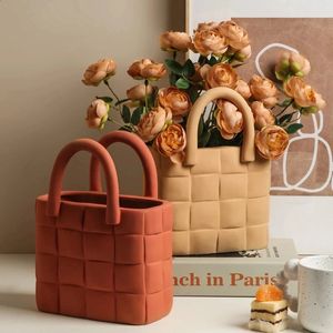 Ceramic Women Bag Flowers Vase Nordic Luxury Handbag Flower Ornaments Office Sala de estar Decoración del hogar 240328