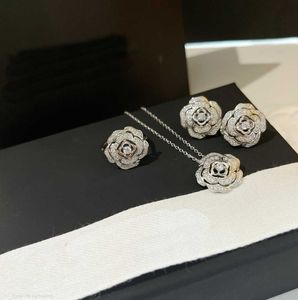 Conjunto de joyería Ch de lujo de alta calidad con colgante de diamantes, collar, pendientes, anillo para mujer, venta al por mayor clásica de oro de 18k. Embalaje exquisito