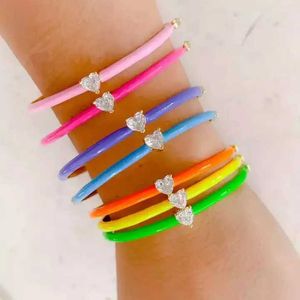 Cadena 2024 Verano Venta caliente Colorida Joyería de las mujeres Blanco Azul Púrpura Verde Neón Esmalte Ajuste del diente Corazón CZ Charm Brazalete Pulsera Q240401