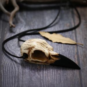 Chaînes Beige Antique Grand Corbeau Crâne Pendentif Collier Cast Résine Magpie Cadeau Unique En Gros