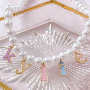 Chaînes couleur bonbon lettres initiales perle collier ras du cou pour les femmes blanc Imitation nom Alphabet colliers bijoux cadeau filles