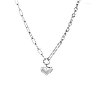 Les chaînes font une déclaration : collier pendentif en forme de cœur en acier titane unique et audacieux pour un look audacieux.