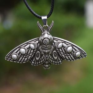 Collier Chains R Phase Moon Moth : Accessoires de sorcière gothiques avec éléments papillon pour les amateurs de bijoux enchantés