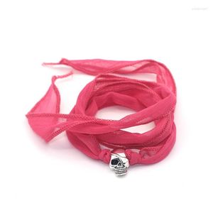 Charm Bracelets Llegada 10 colores Elegante Sari Silk Ribbon Wrap Yoga con pirata Skull Fashion Women Bracelet