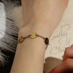 Bracelets de charme Personnalisé nom arabe bébé bracelet réglable rond plaqué or 18 carats bracelet étanche personnaliser cadeau de l'Aïd pour les femmes bijoux Q231025