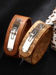 Bracelets de charme Designer Nouveau bracelet en cuir à boucle rotative, style de vitrine à la mode simple et luxueux, sens du design, petite tendance féminine populaire 9GHL