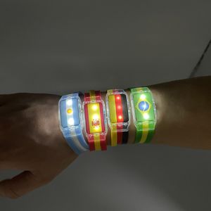 Bracelets de charme Coupe du monde Argentine Brésil Allemagne Espagne Drapeau national LED Bracelet Glow Watch Football Team Cheer Props Party Decor 221024