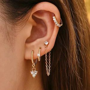 Charm New Design Cz Zircon Huggie Hoops Pendientes para mujeres Beads de giro mínimo Helix Tragus Piercing Jewelry Brincos 2022 T231213