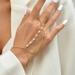 Charm Pearl Beads Connected Finger Bracelet Mujer Gold Metal Hand Harness Chain Ring Joyería de moda al por mayor