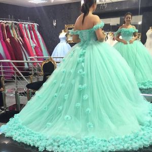 Charmante robe de bal robe de bal fleurs faites à la main sur l'épaule vert menthe gonflé tulle robes de Quinceanera soirée porter corset dos