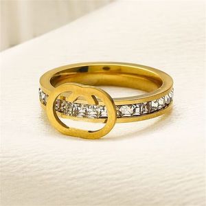 Encantador anillo de amor anillos de dedo de diamantes para mujer temperamento plateado bague ligero simple personalizado versátil anillo de diseñador para mujer bueno bonito zb098