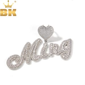 Charms THE BLING KING Heart Bail Custom Brush Script Bubble Letter Two Tone Pendant Micro Paved CZ Collar personalizado Hiphop Jewelry 230615