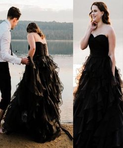 Vestidos de novia negros góticos baratos Una línea Sweetheart Summer Beach Boho Organza Volantes escalonados Longitud del piso Formal Tallas grandes Bridal8023765