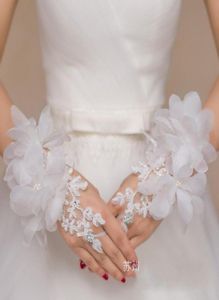 Pas cher nouvelle dentelle Appliques courte longueur de poignet gants pour mariée accessoires de mariage sans doigts fleurs de cristal rouge blanc gant de mariée8794774