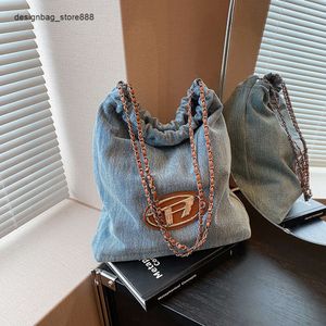 Pas cher en gros liquidation limitée 50% de réduction sac à main lavé denim polyvalent chaîne de niche sac fourre-tout sous les bras pour les femmes avec sensation haut de gamme seau de grande capacité