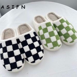 Damier Fuzzy rétro en peluche Asifn Checker Slippers Femmes pour un confort hivernal confort