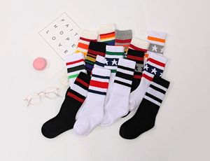 Calcetines de fútbol para niños, calcetines hasta la rodilla de arcoíris de colores a rayas, calcetín largo blanco escolar de algodón para niños, niñas, bebés, niños, estrellas a rayas