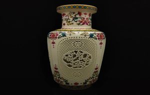 Vase creux sculpté à la main en porcelaine chinoise Famille rose W QianLong Mark S4353649140