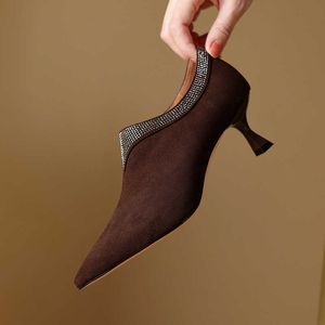 Style chinois ~ associé à qipao ~ chaussures simples pointues à coupe profonde pour les femmes qui ne sont pas fatiguées, talons fins en peau de mouton strass talons hauts 5 cm 240220