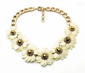 Collier ras du cou en résine pour femmes, prix de gros, élégant, le plus décent, fleur blanche, couleur or brillant