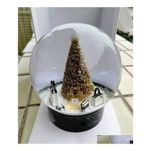 Décorations de Noël 2022 Edition Cclassics Boule à neige avec arbre doré à l'intérieur d'une boule de cristal pour cadeau d'anniversaire spécial nouveauté Vip D Dhzwg