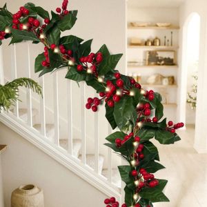 Guirnalda de decoraciones navideñas con luces, puerta de bayas, mesa iluminada para escaleras, barandilla, chimenea 221125