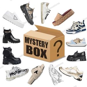 Cadeau de Noël Boîte Mystère Baskets de créateur de style aléatoire Baskets réfléchissantes Femmes Pantoufles Femmes Botte Hommes Chaussures Baskets Diverses Chaussures de Série Grande Vente