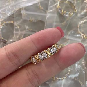 Marca clásica V chapado en oro cruz X forma anillo dos tonos mezcla oro pavimentado circonita cúbica piedra anillo mujer boda fiesta joyería