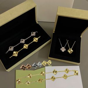 Bracelets de trèfle classiques Bracelet de créateur Collier Boucles d'oreilles Cadeau de bijoux à cinq fleurs pour femmes hommes 4 couleurs disponibles de haute qualité