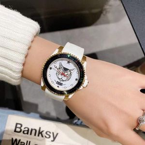 Pareja clásica Reloj de cuarzo con bisel de cerámica negro Patrón de buceo geométrico Reloj de pulsera CAT Relojes con dijes de estrellas geométricas Mujeres Hombres Wh285J