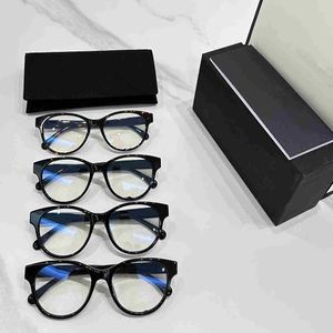 Design classique parfait pour les superbes montures de lunettes d'aspect uni des hommes et des femmes