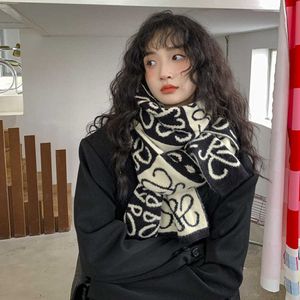 Écharpe chaude en cachemire de designer classique Ge Xinyi's Same Korean Knitted Wool Warm and Versatile Couple Scarf Winter New Geometric Letter for Women