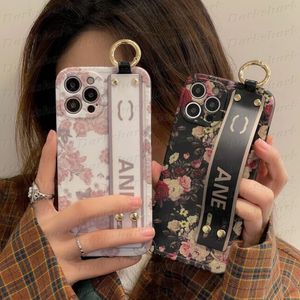 Classic Letter Designer Mobile Phone Case para iPhone 15 14 13 12 Pro Max 11 X Xs Xr Soft Matte TPU Back Flower Print Shell Luxury Wrist Band Cover